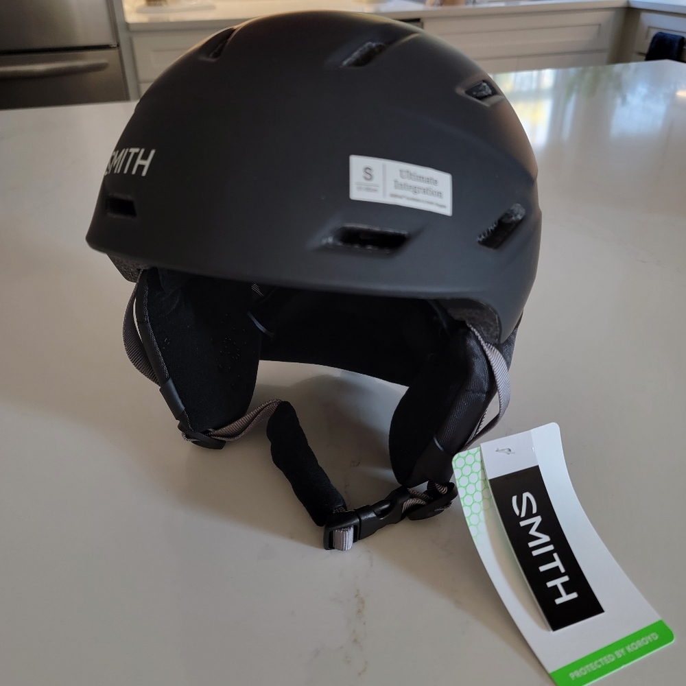 Smith Mission Adult Ski Snowboard helmet